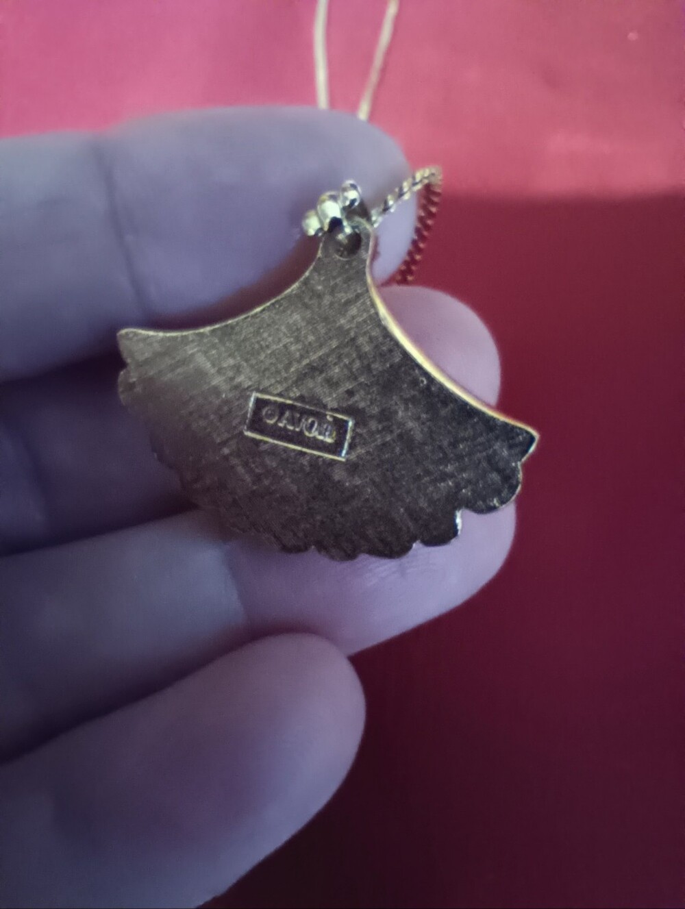 Vtg. Avon White Frosted Scalloped Seashell Pendant On 14.5" Gold Tone Chain - Picture 5 of 8
